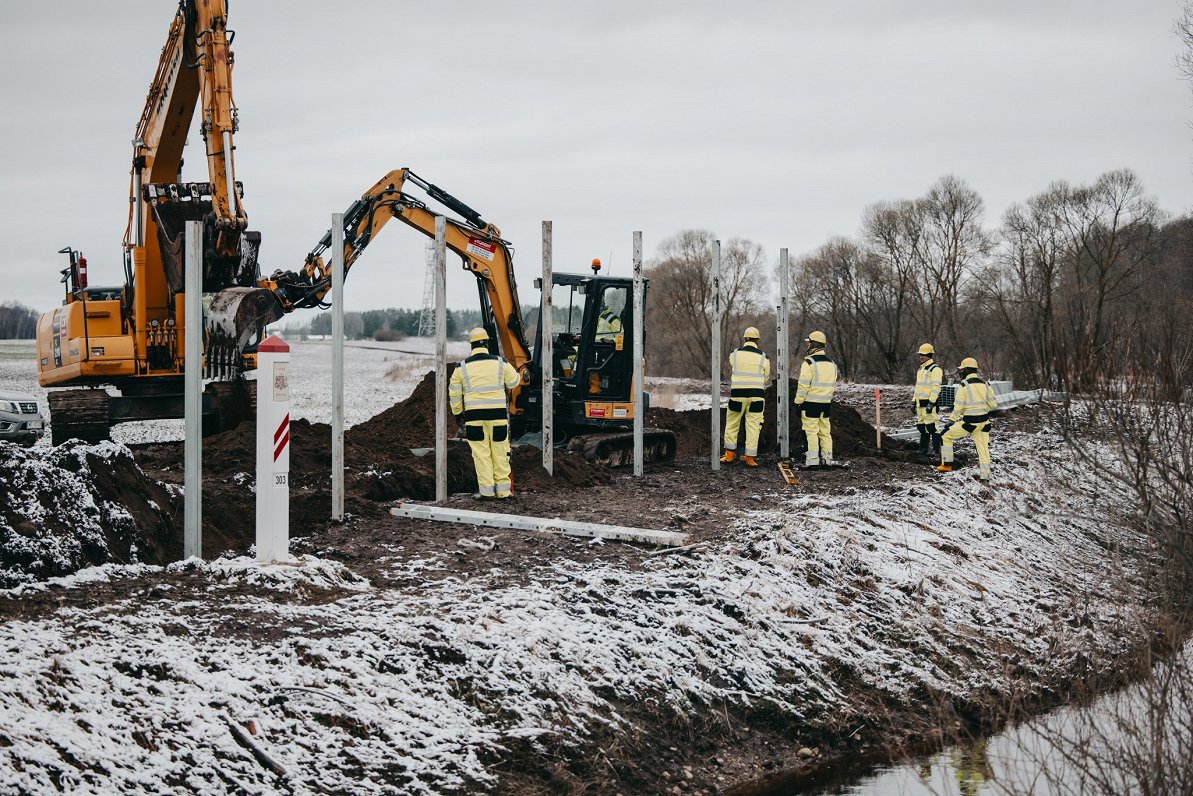 Latvian-Russian border fence construction resumes