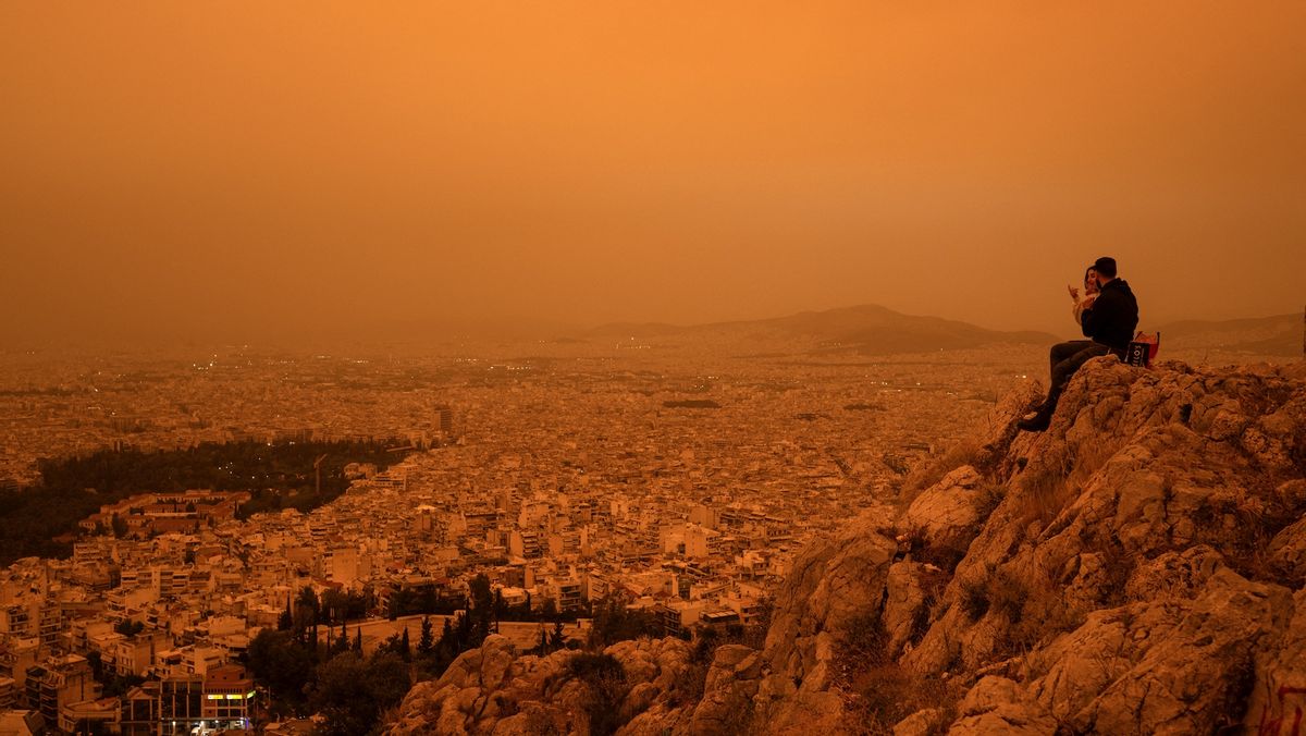 Real Pics of Orange Skies Over Athens in April 2024?