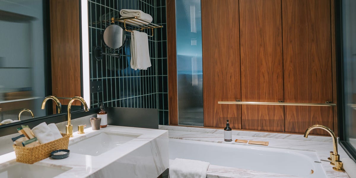 Interior designers share 5 bathroom trends that will be in this spring and 2 that will be out