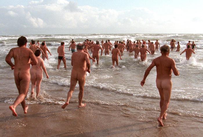 Sardinia town to let nudists marry on the beach