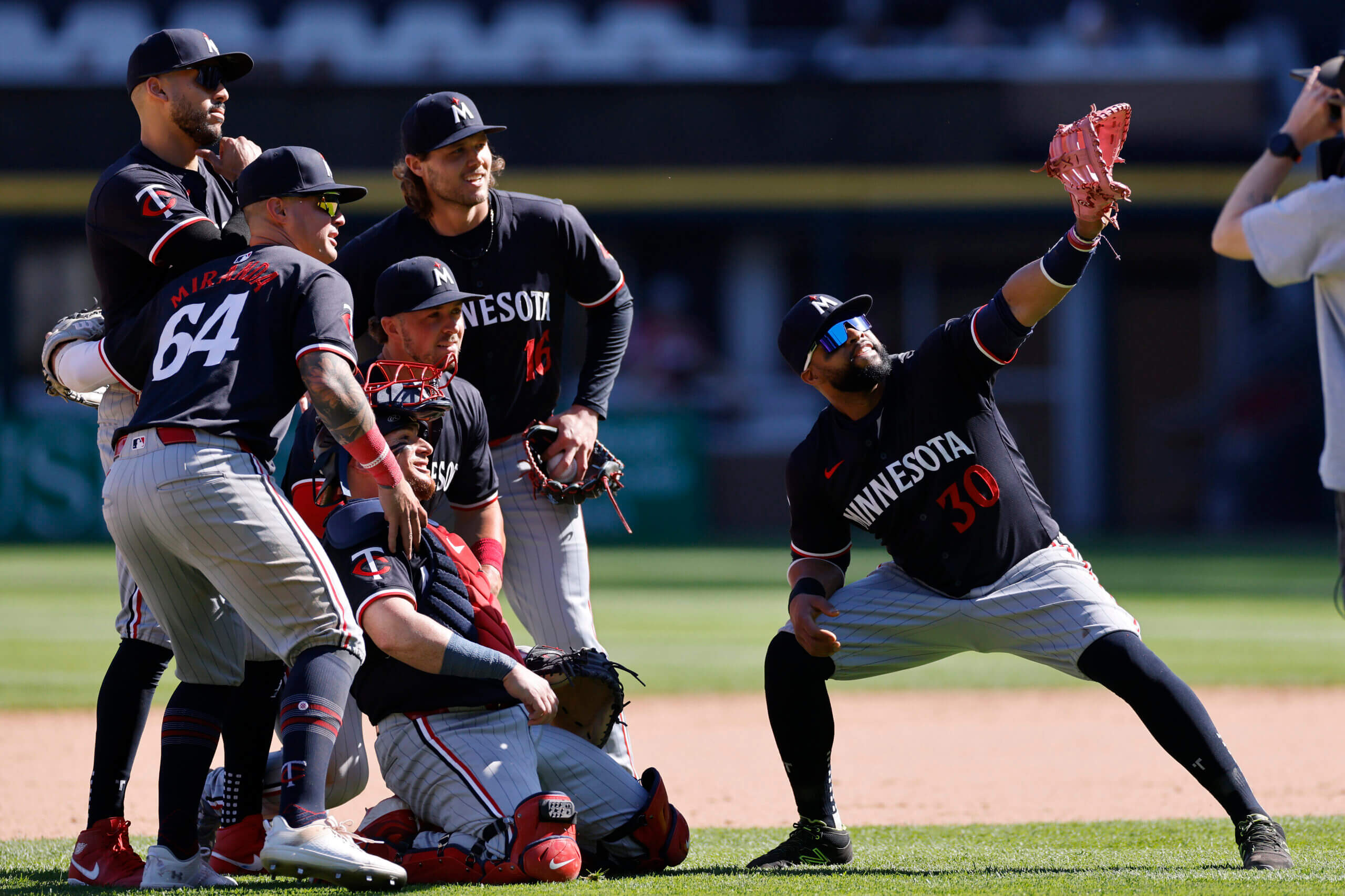 Twins score eight runs after the fifth inning to beat White Sox, extend winning streak to 10