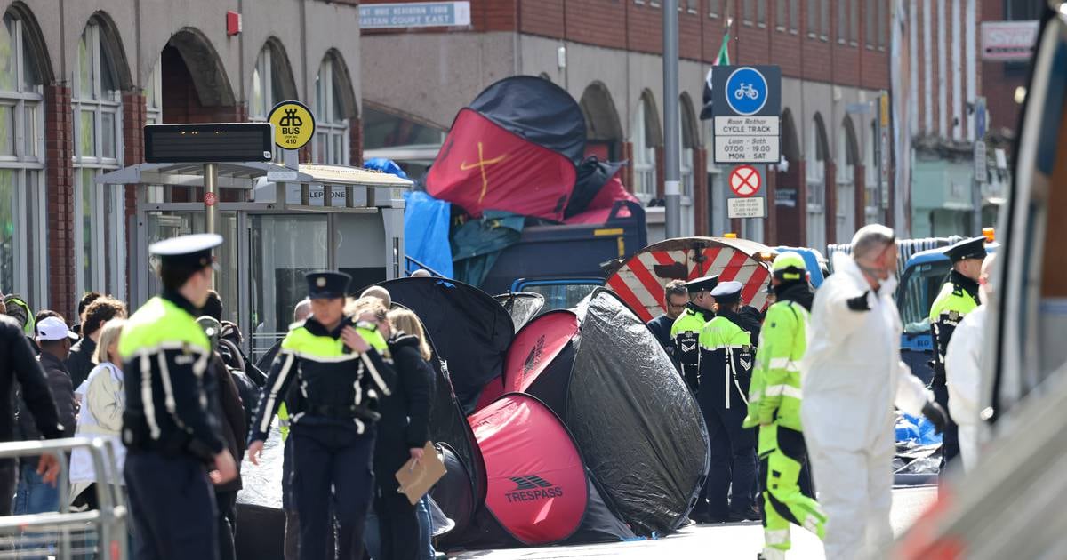 Dozens of asylum seekers bussed back to Mount Street as others left to walk Dublin streets or find new tents