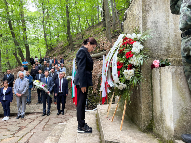 Thousands Visit Oborishte to Pay Tribute to April Uprising Heroes