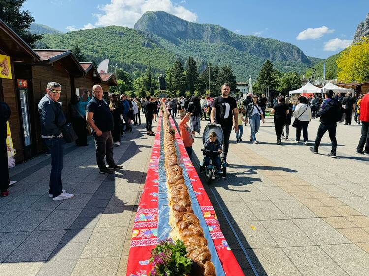 100 Metres-long Kozunak Easter Bread Baked in NE Town of Vratsa