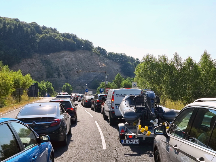 Heavy Traffic on Sunday at Border with Romania, Greece