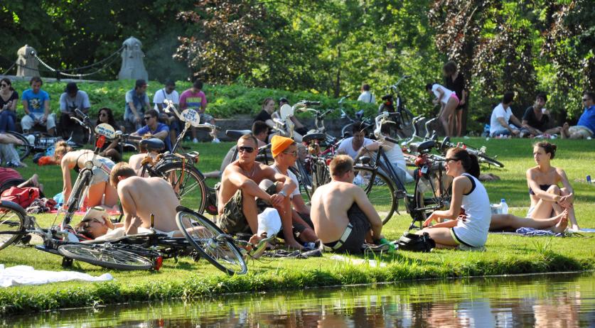 Criticism on Amsterdam's plan to protect green spaces; Referendum on June 6