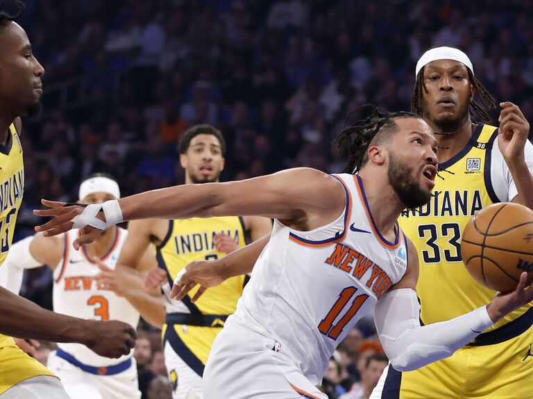 Referees acknowledge incorrectly called kicked ball on Pacers late in loss to Knicks