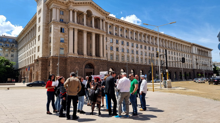 Sofia Region Administration Staff Protest in Front of Council of Ministers