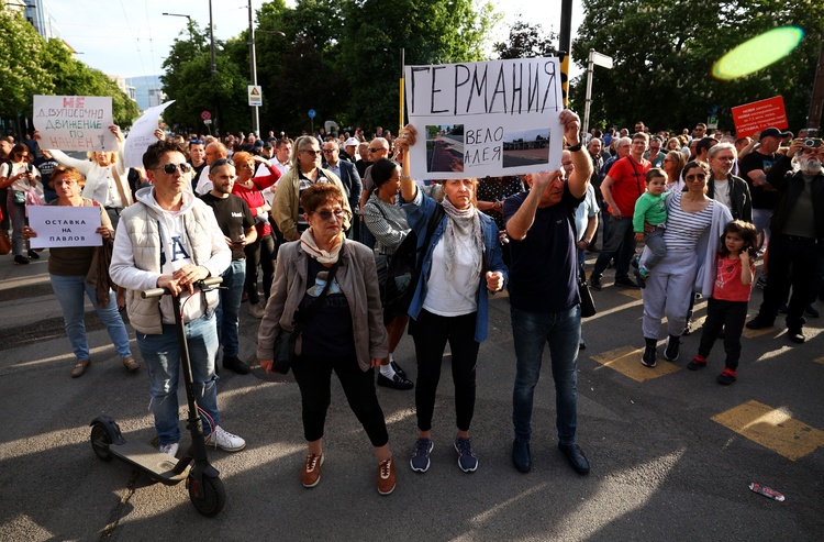 Protest Temporarily Suspends Traffic at Junction of Sofia's Patriarch Evtimiy Boulevard, Georgi Rakovski Street