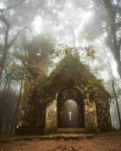 Haunting Images Of Abandoned Places (47 PICS)