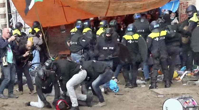 Video: Amsterdam riot police strike Gaza protestors as university occupation broken up