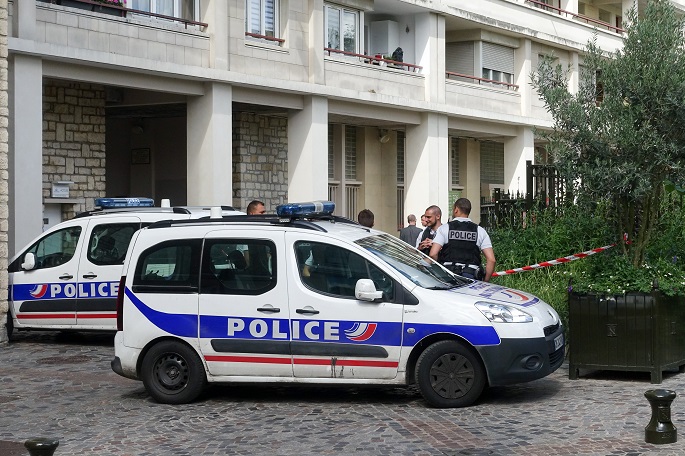 Man shoots 2 officers in Paris police station