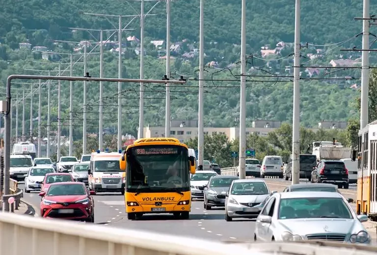 Shocking attack: Bus driver stabbed while driving in Hungary