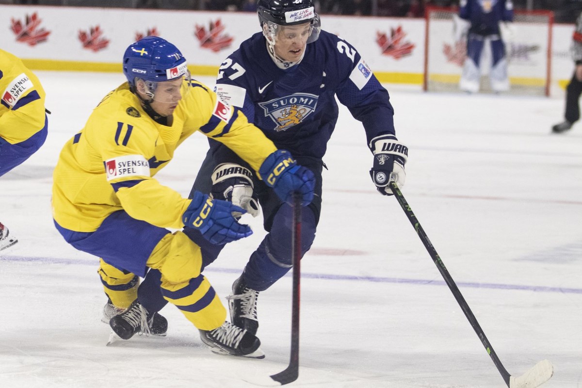 Canadiens sign forward Oliver Kapanen to three-year, entry-level contract