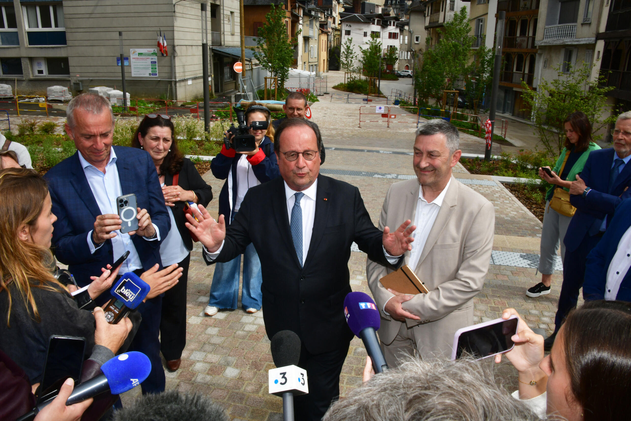 Former president Hollande makes surprise comeback in French election
