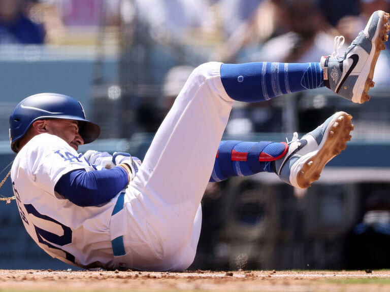 Dodgers' Betts suffers fractured wrist after HBP
