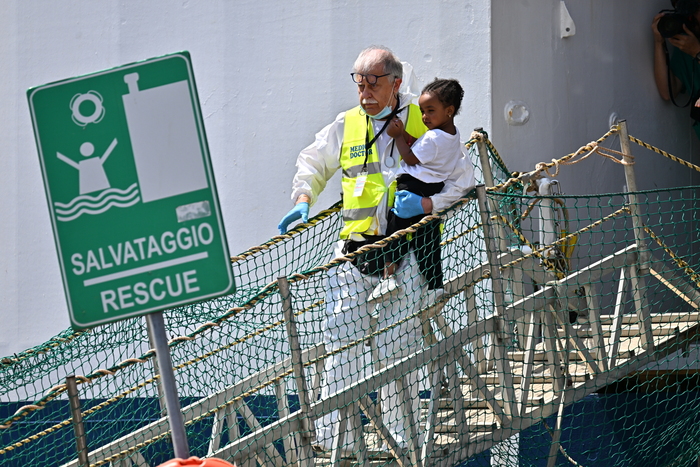 Ship rescues 51 migrants, 10 dead on board boat