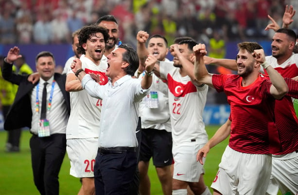 Turkey edge into Euro knockout stages with tense win over Czechia