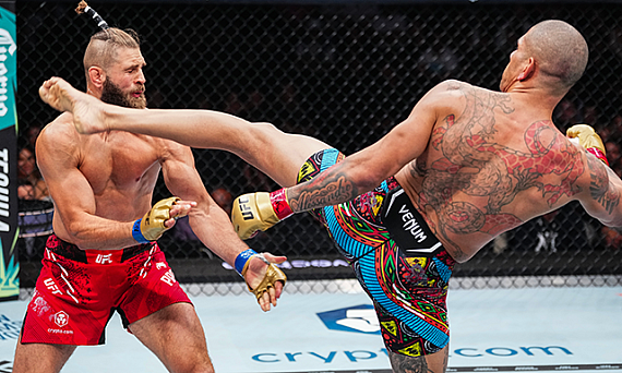 Alex Pereira Blasts Jiri Prochazka With Head Kick in UFC 303 Headliner