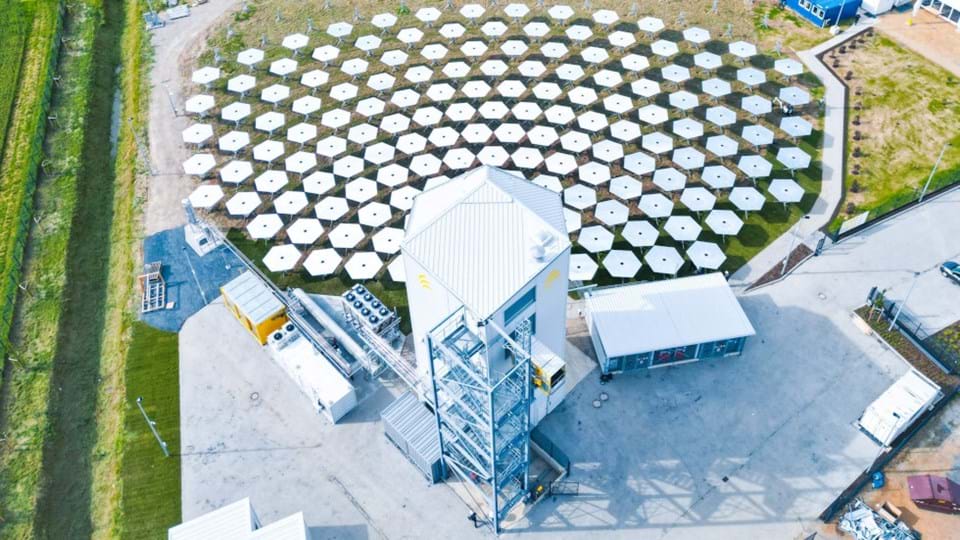 Producing fuels from 1,500 degrees of solar heat