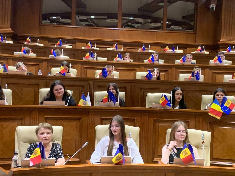 Bulgarians from Taraclia Visit Ministry of Education and Research of Moldova