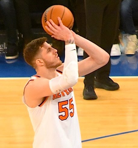 Knicks look to fill a center hole after the departure of Isaiah Hartenstein