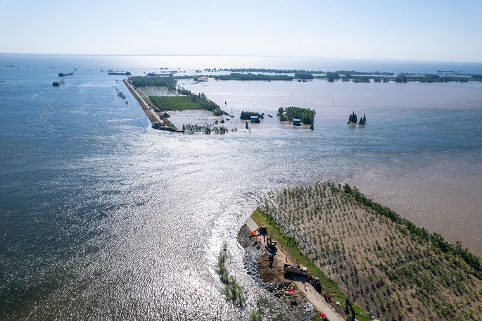 Dike breach occurs in China's freshwater lake, 5,000 evacuated