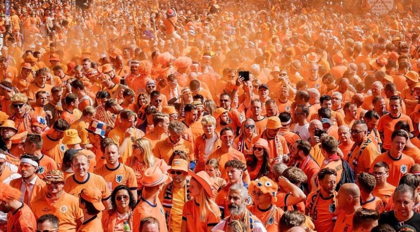 Oranje fans take over Berlin city center ahead of quarter-final against Turkey