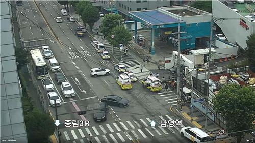 U-turning car hits pedestrians near Seoul Station; 2 injured