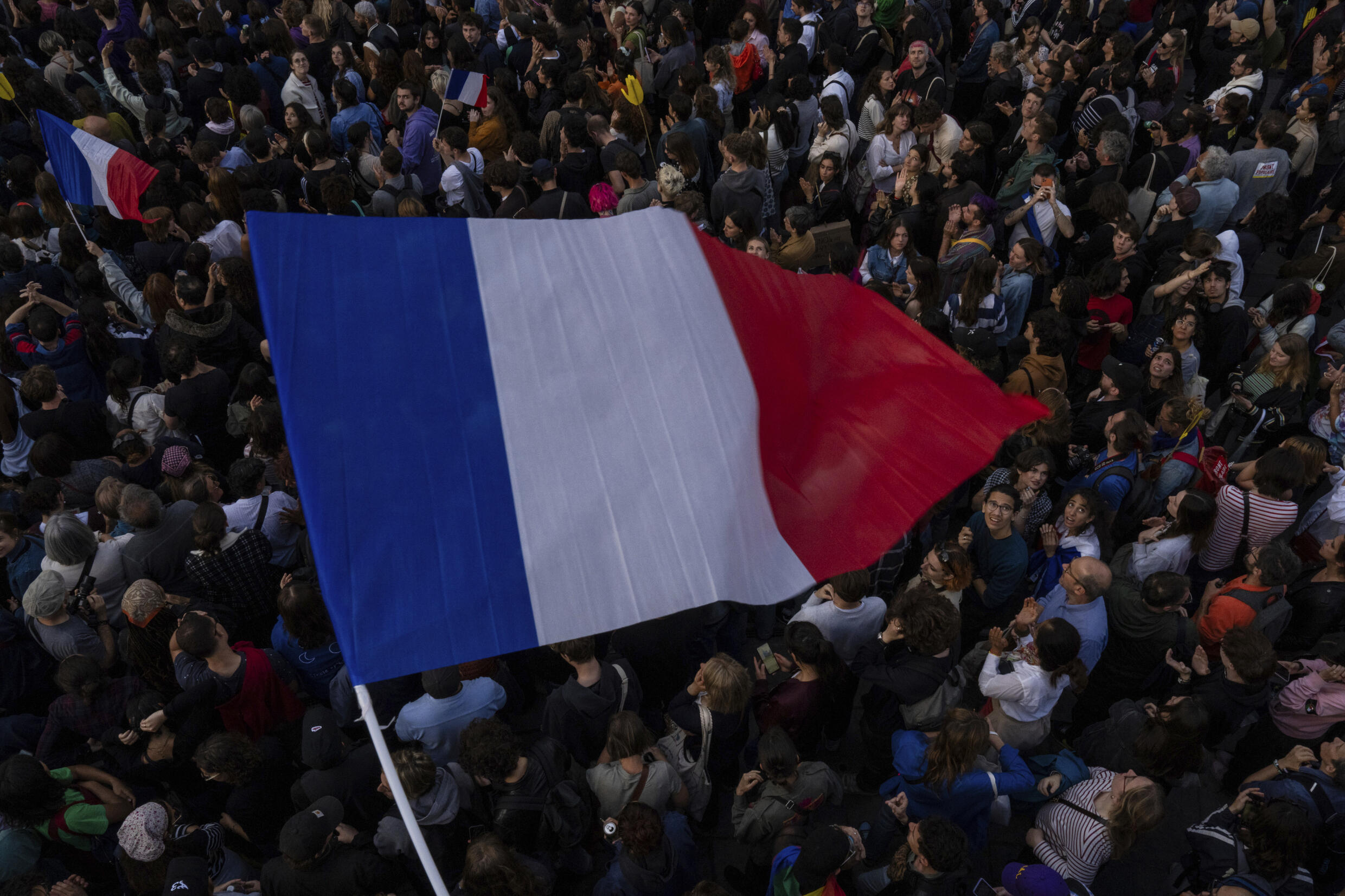 France begins pivotal runoff elections