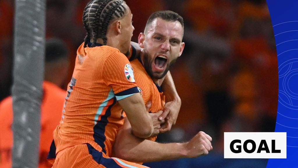 De Vrij equalises for Netherlands against Turkey