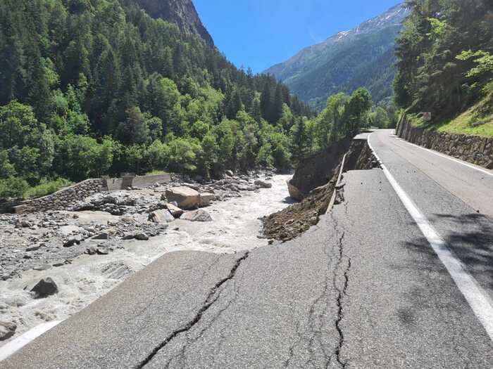 Evacuation of tourists from flood-ravaged Cogne completed