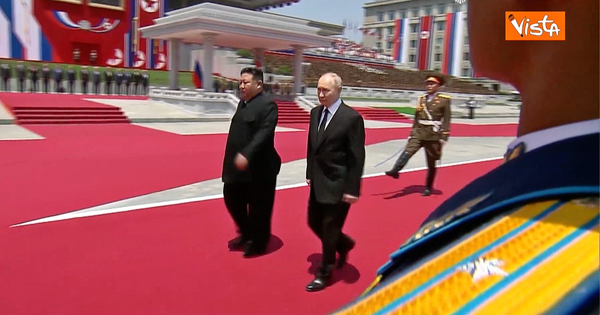 Corea del Nord, Kim Jong-un accoglie il presidente russo Putin in piazza Kim Il-sung: le immagini