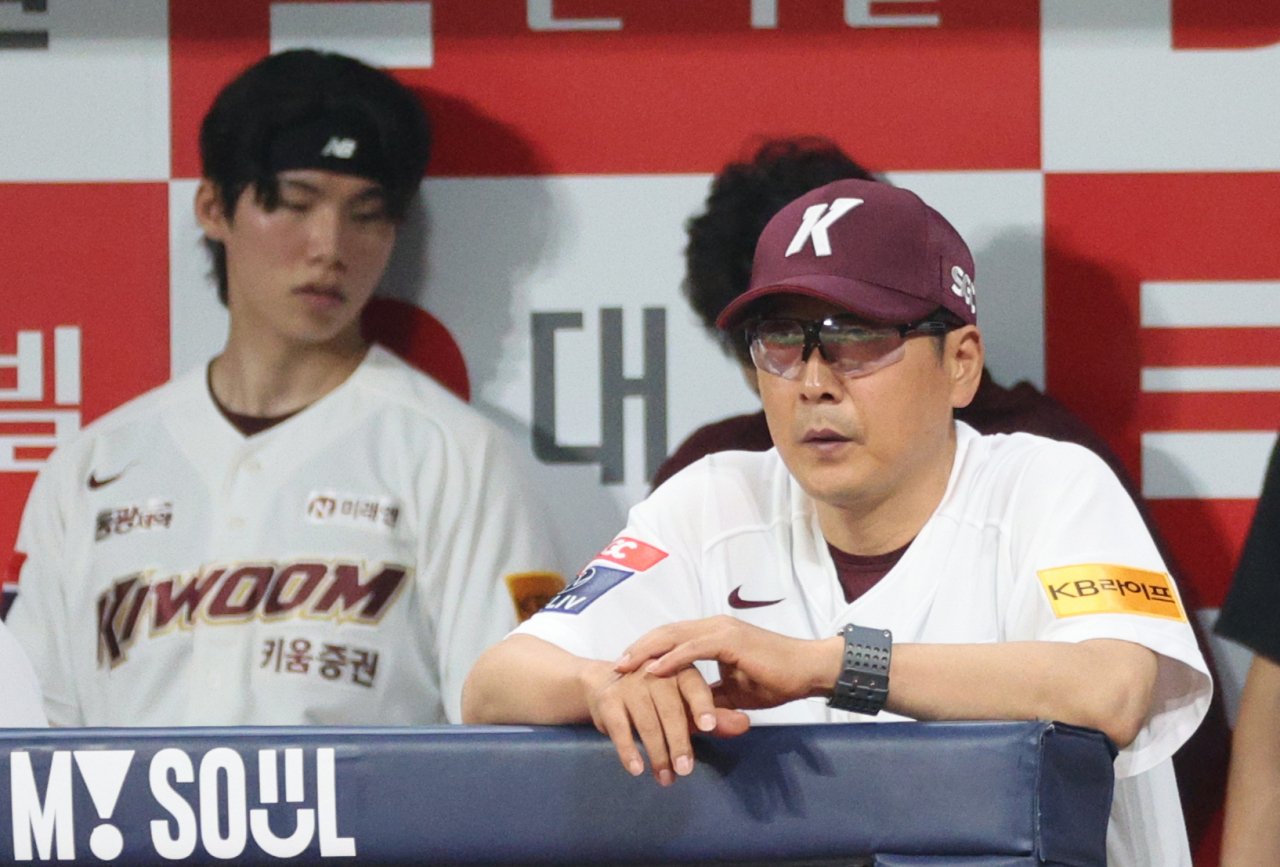 KBO club manager welcomes new pitch-calling device