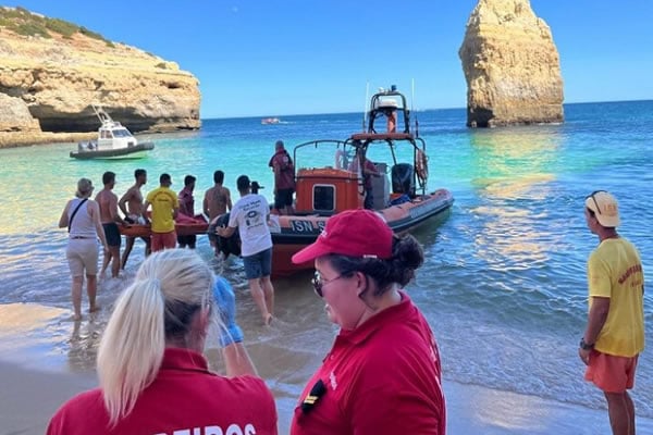 Lagoa: Young Canadian man rescued after jumping from cliff into water