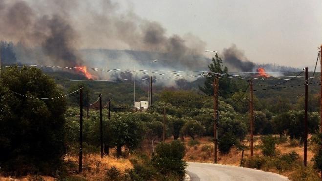 Evzoni border crossing closed due to wildfire