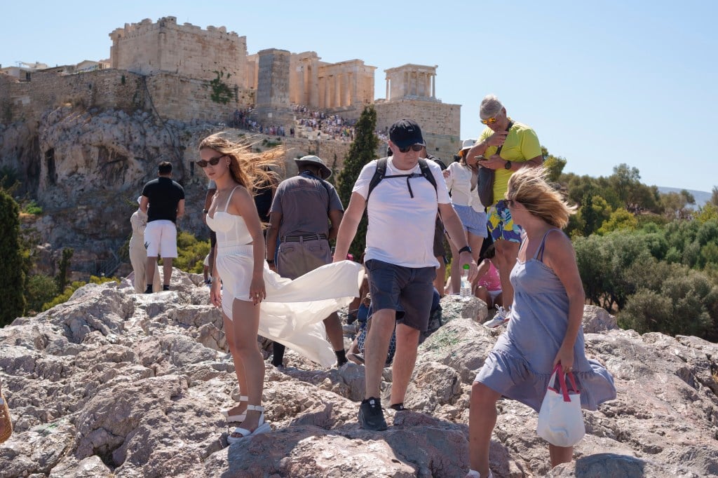 Greece shuts Acropolis as southern Europe swelters