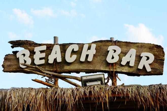 Halkidiki: Beach bar imposes dress code and warns customers with a ban on entry