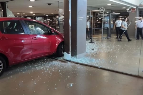 Car crashes into entrance of Forum Algarve shopping centre
