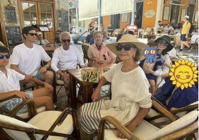 Anne Hathaway: In Hydra for a vacation with her family