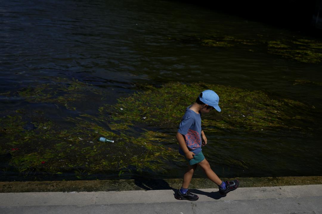 Concerns About Seine Resurface, Cancel Practice