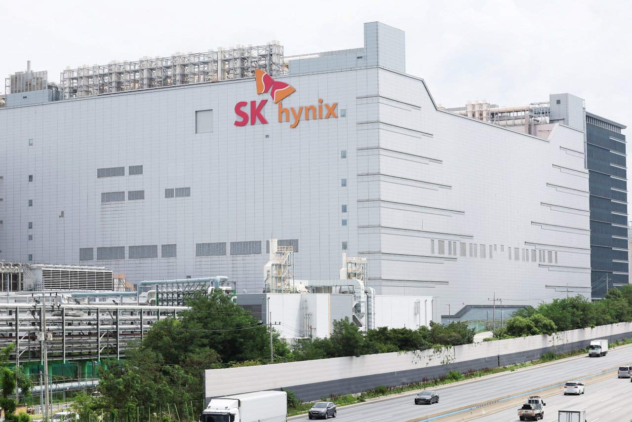 SK hynix wins up to $450m of US grants for advanced chips facility