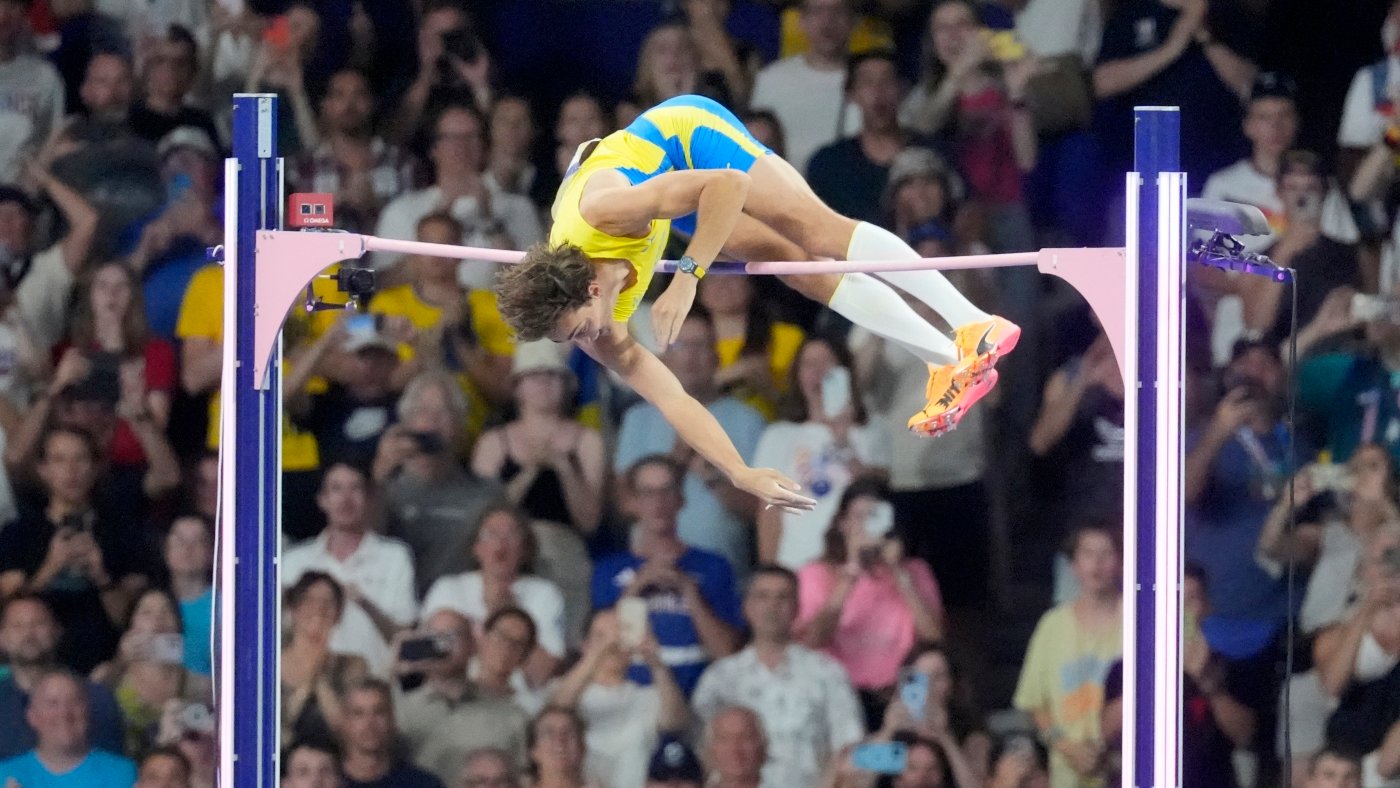 Sweden's Mondo raises his own bar to set new Olympic and world record in pole vault