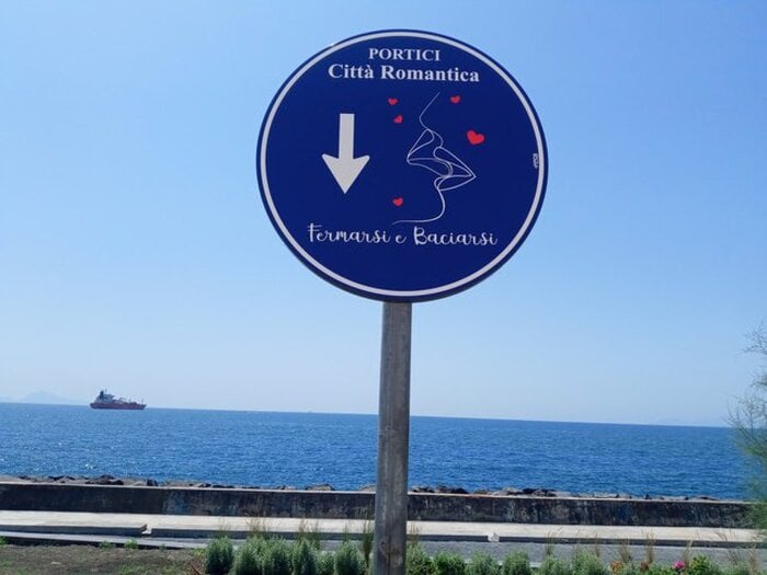 Portici road sign bids passersby to 'stop and kiss'