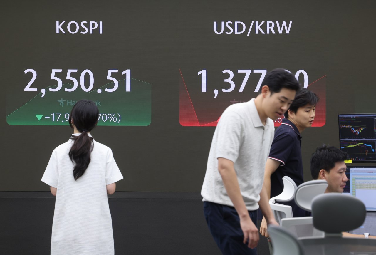 Seoul shares open lower on lingering US recession woes