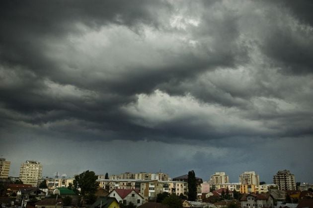 Storms in the mountains, heatwave in the south