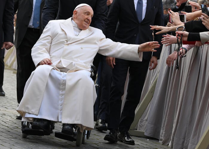 Pope gets new lightweight wheelchair