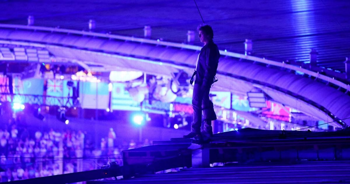 Tom Cruise performs incredible stunt at Olympics closing ceremony as Paris hands over to LA