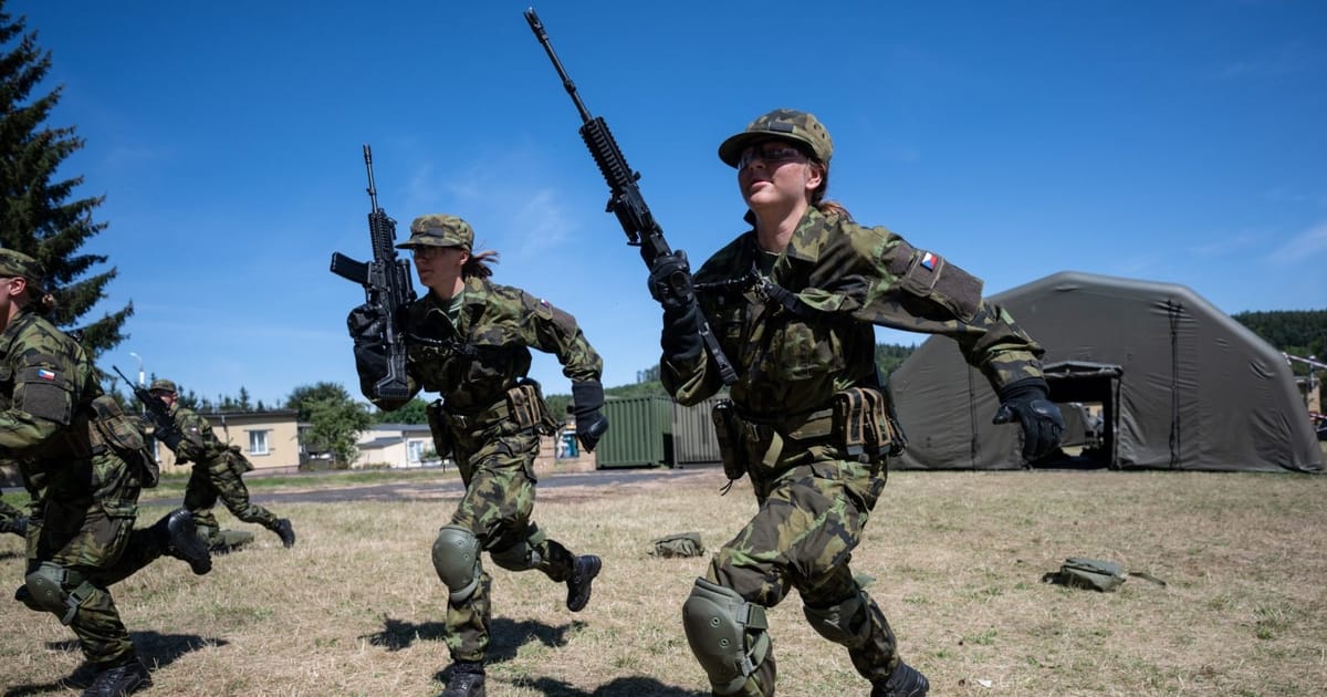 Over 100 Czech high school students participate in pilot army training program 