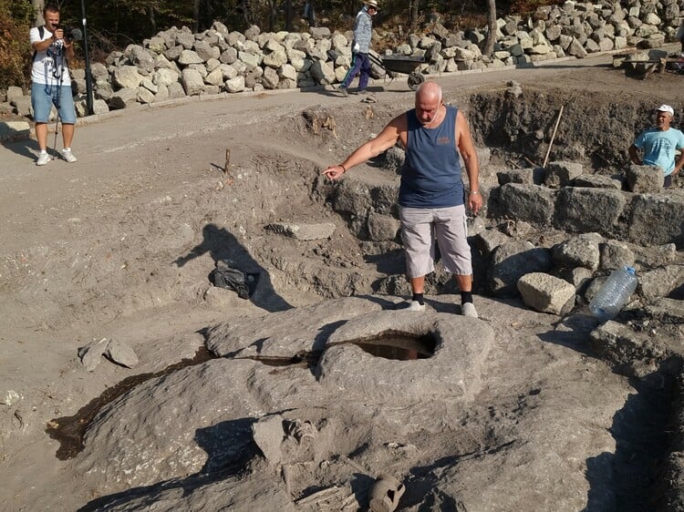 Prof. Nikolay Ovcharov Presents Newly Discovered Thracian Altars for Blood Sacrifices at Perperikon